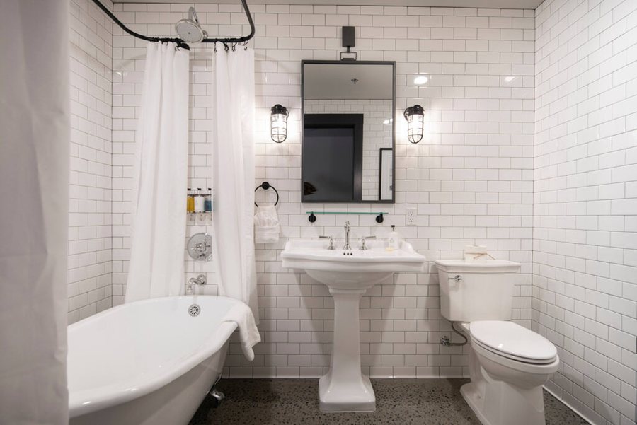 Hotel Retlaw Trademark Collection by Wyndham — Bathroom