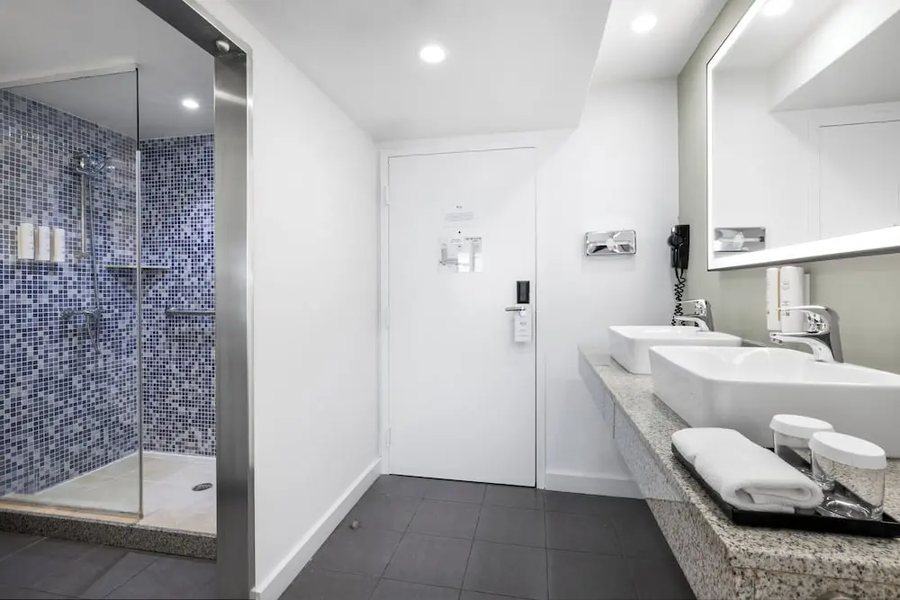 Hotel Riu Plaza Miami Beach — Bathroom