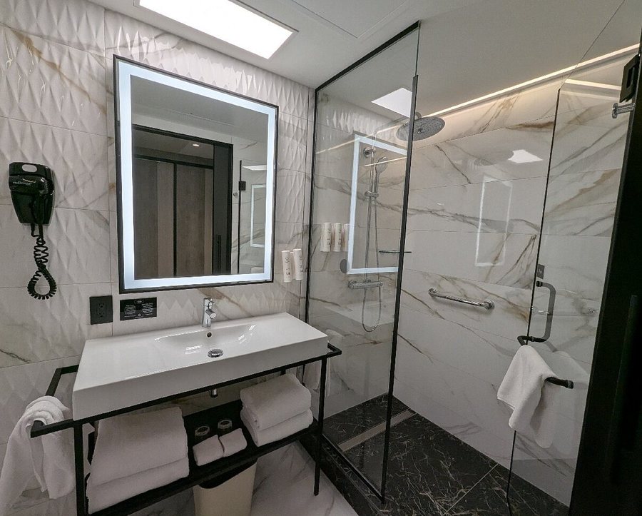 Hotel Riu Plaza Toronto Toronto Ontario — Bathroom