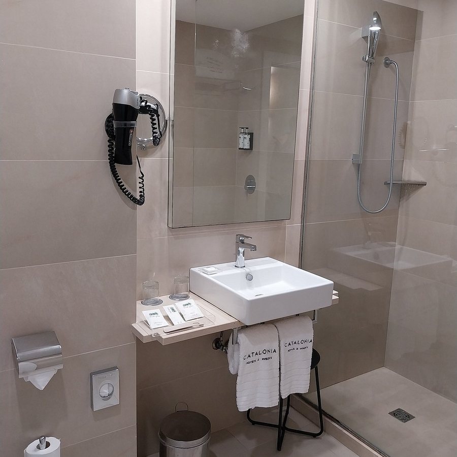 Hotel Roger De Lluria Barcelona Catalonia — Bathroom