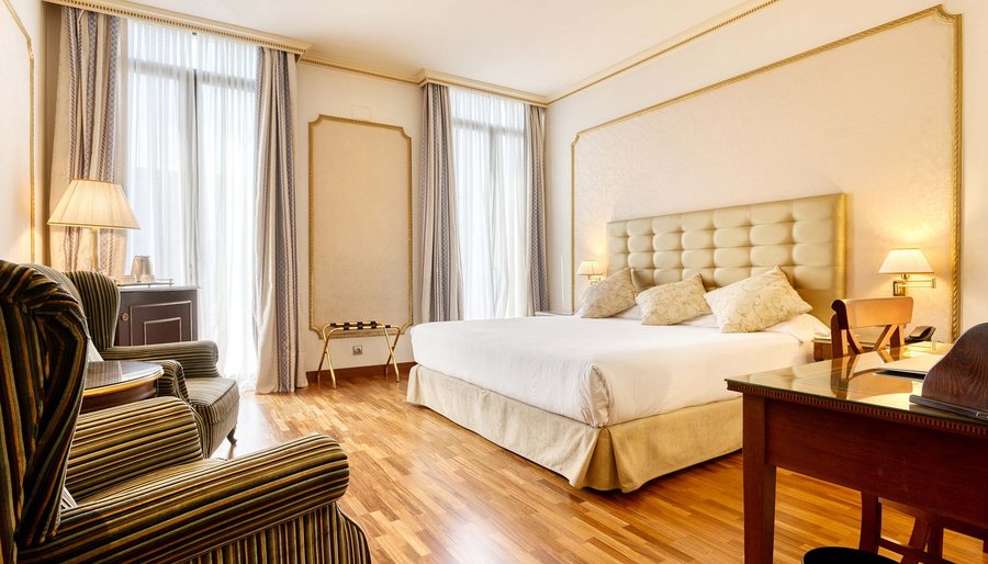 Hotel Roger De Lluria Barcelona Catalonia — Guest room