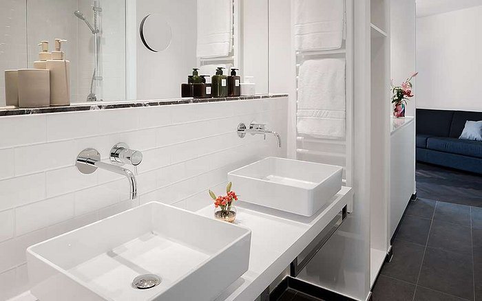 Hotel Romy By Amano — Bathroom