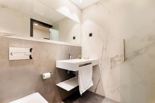 Hotel Ronda Lesseps Barcelona Catalonia — Bathroom