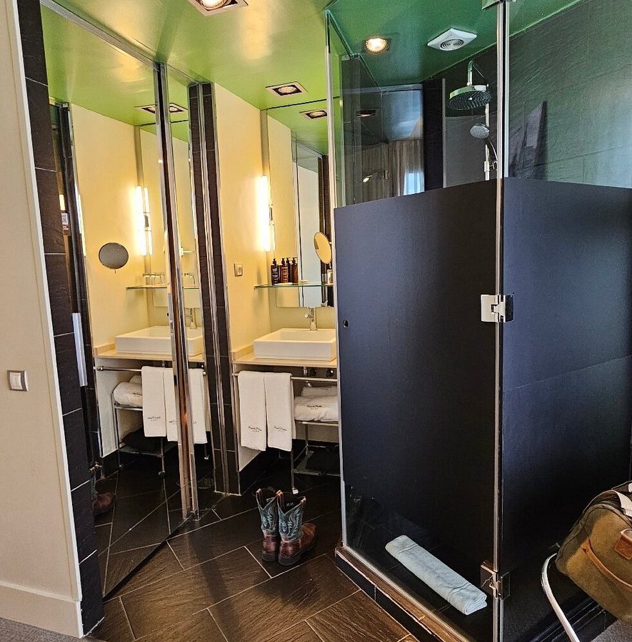 Hotel Room Mate Alicia — Bathroom