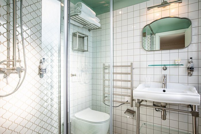 Hotel Rose Bourbon — Bathroom