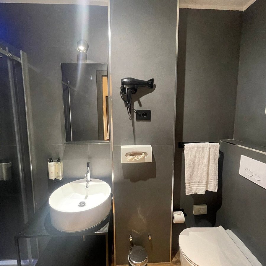 Hotel Roxy — Bathroom