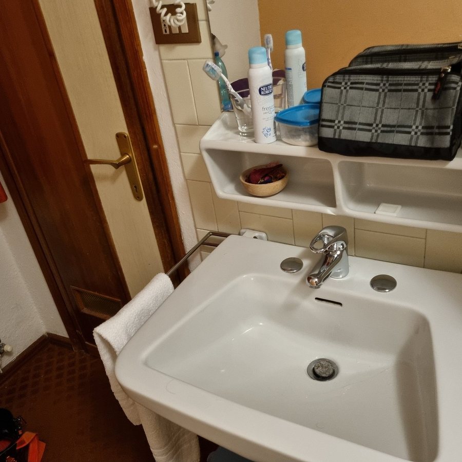Hotel Roy — Bathroom