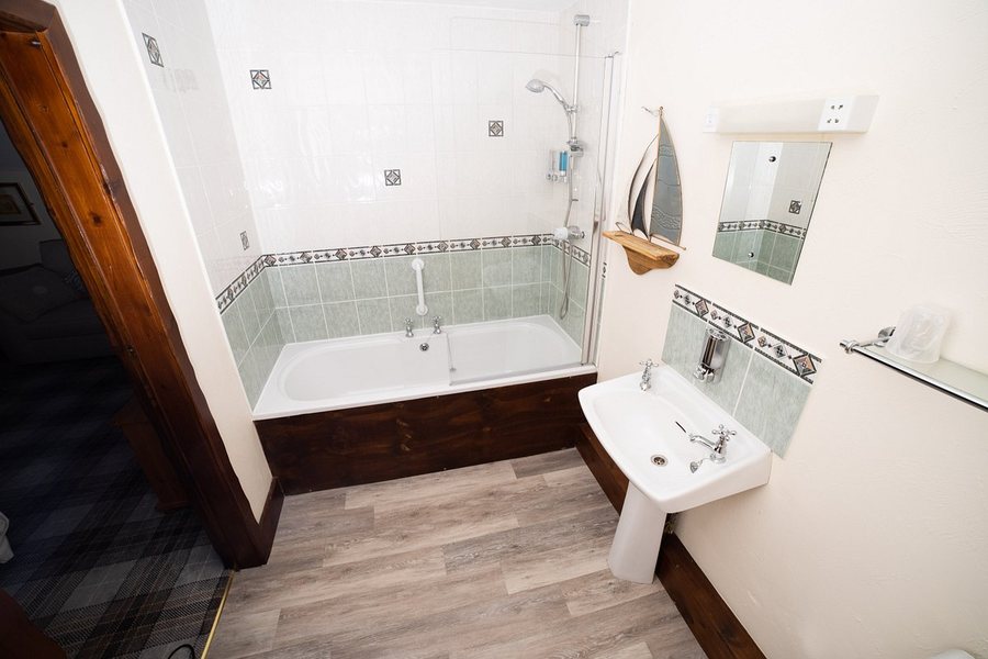Hotel Royal Oak — Bathroom