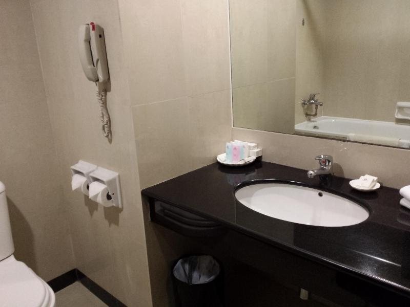 Hotel Royal — Bathroom