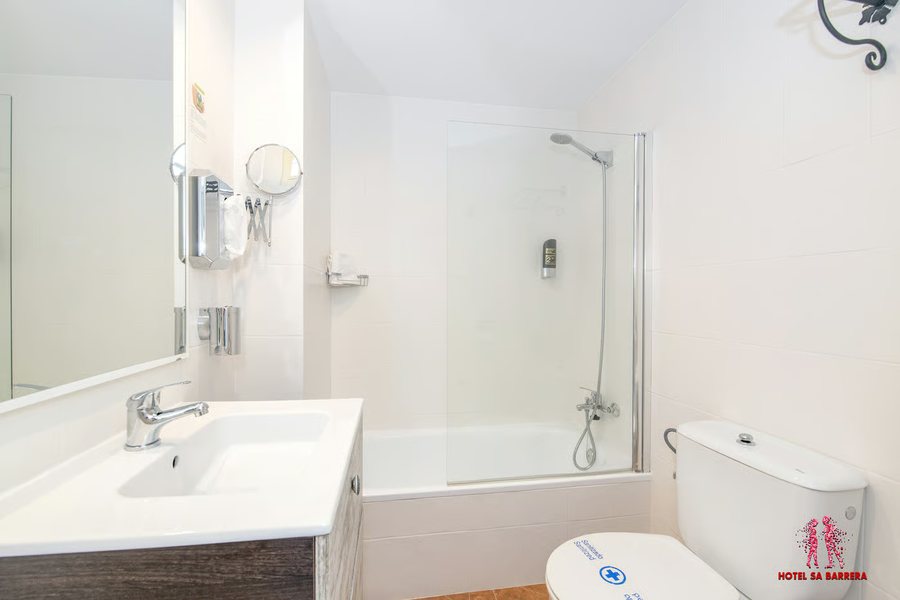 Hotel Sa Barrera — Bathroom