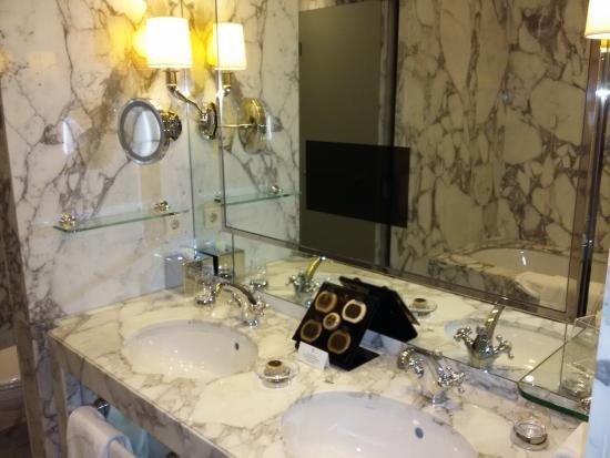 Hotel Sacher Wien — Bathroom
