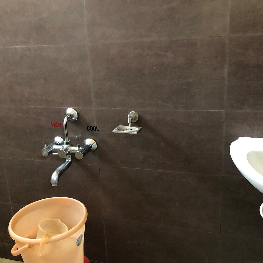 Hotel Sadhabishegam — Bathroom