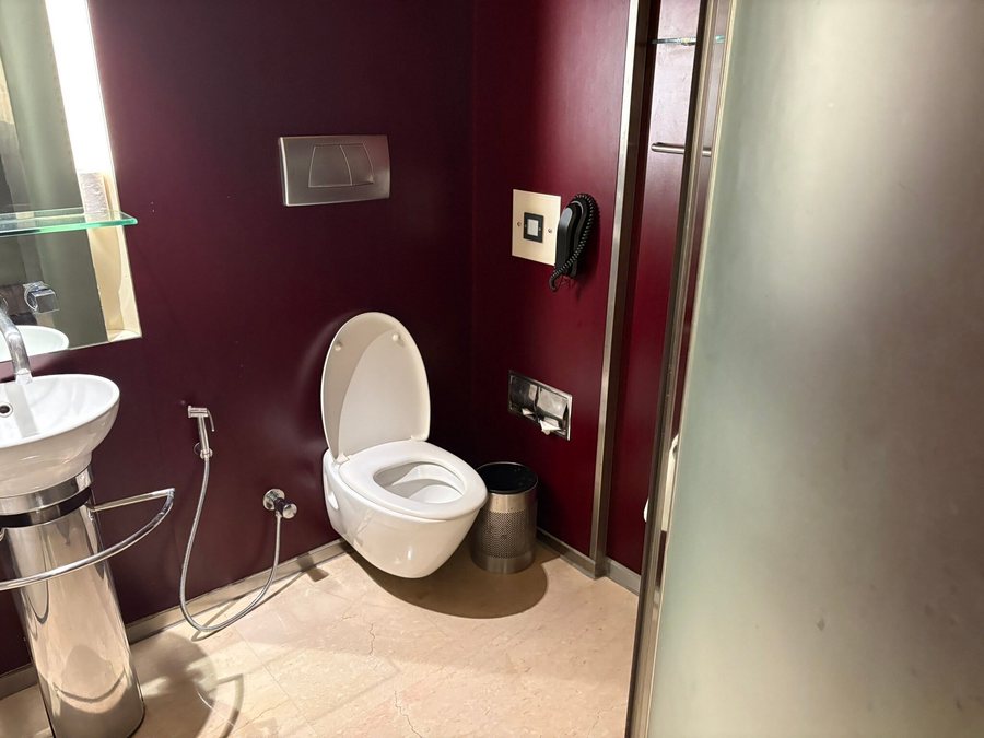 Hotel Sahara Star — Bathroom