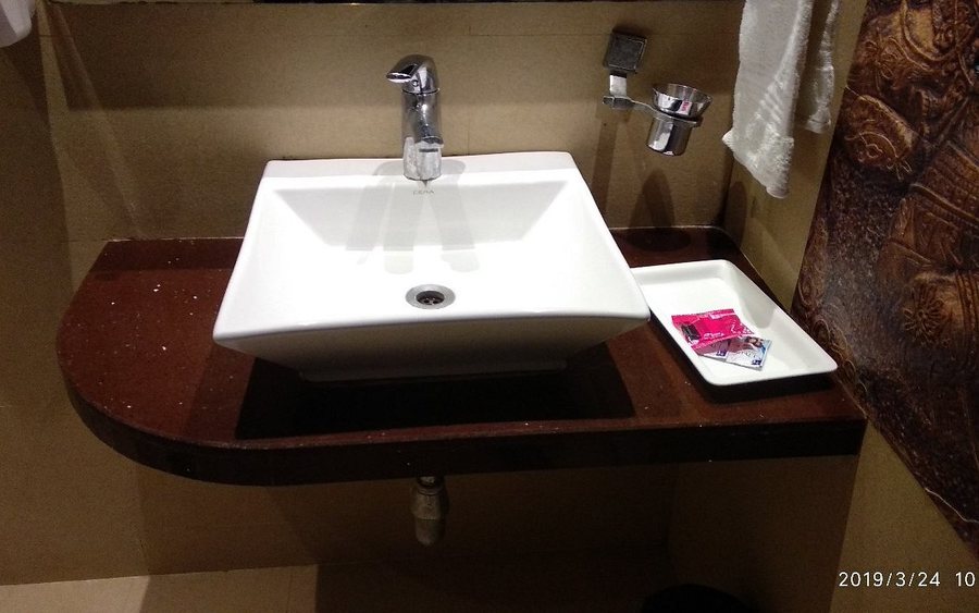 Hotel Sai Miracle — Bathroom