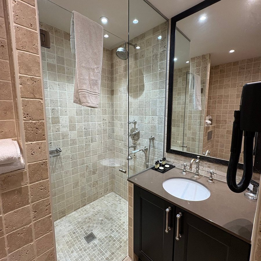 Hotel Saint Louis en l Isle — Bathroom