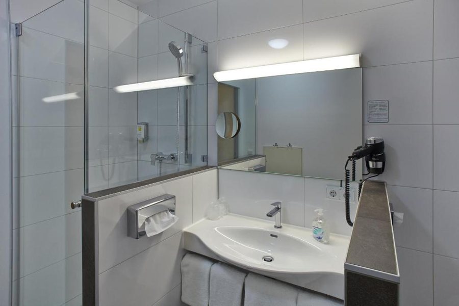Hotel Sauerlacher Post — Bathroom