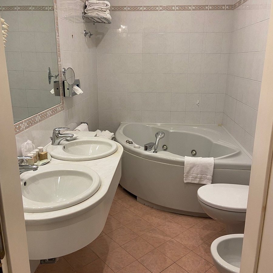 Hotel Savoia Jolanda — Bathroom