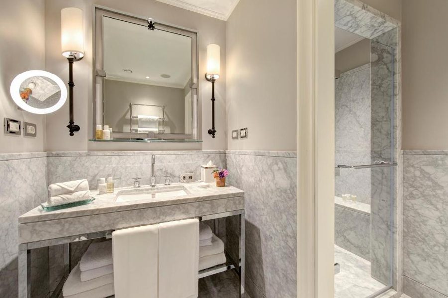 Hotel Savoy — Bathroom