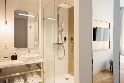 Hotel Schani Salon — Bathroom