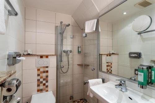 Hotel Schloss Rheinfels — Bathroom