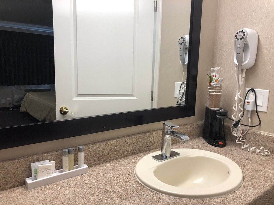 Hotel Seville — Bathroom