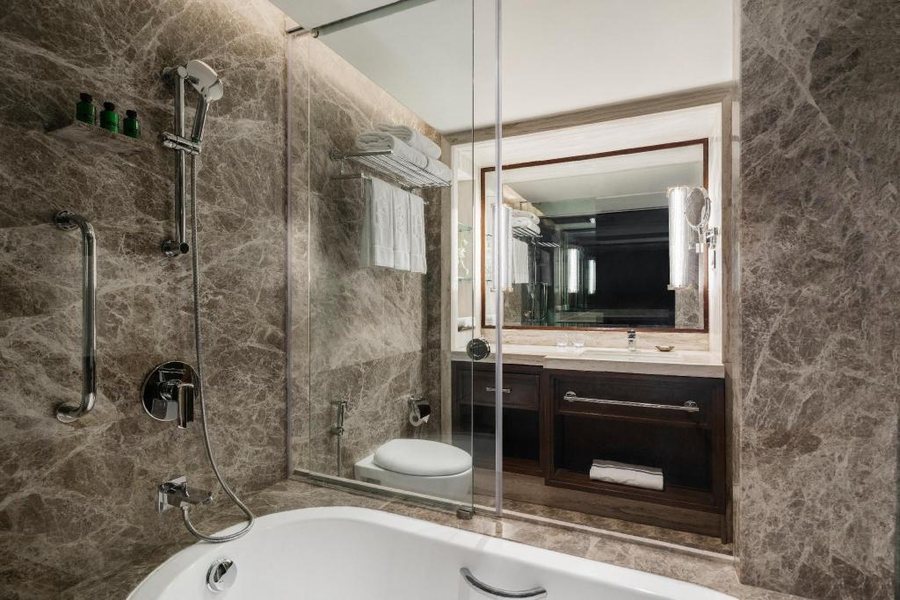 Hotel Shangri la — Bathroom