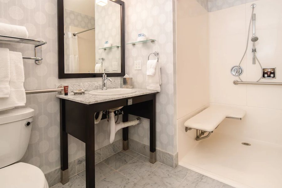 Hotel Shattuck Plaza — Bathroom