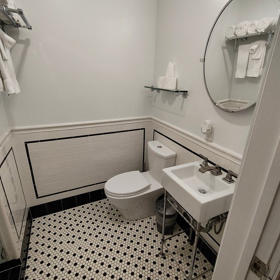 Hotel Shelley Miami Beach Florida — Bathroom
