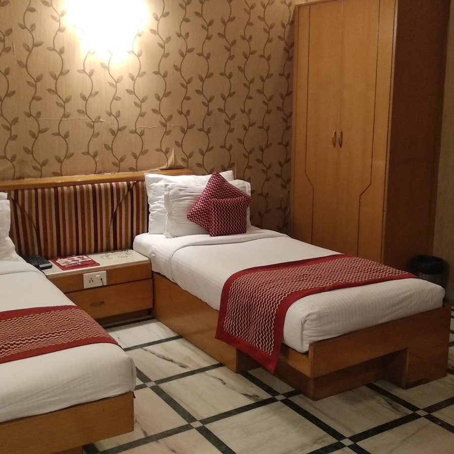 Hotel Singh International — Guest room