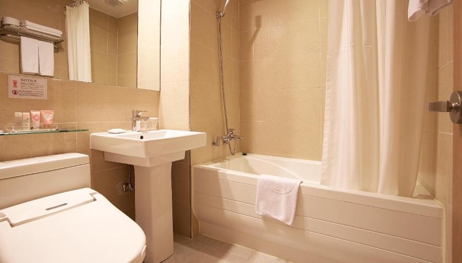 Hotel Skypark Myeongdong 3 Seoul — Bathroom