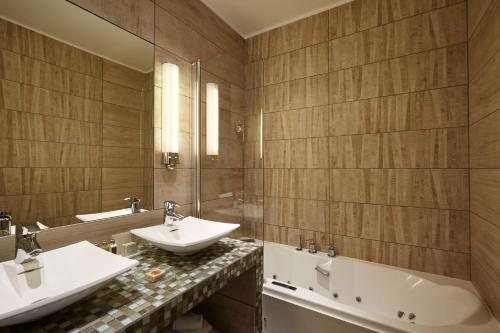 Hotel Spa Saint Jacques — Bathroom