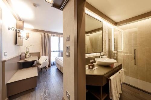 Hotel Spinale — Bathroom