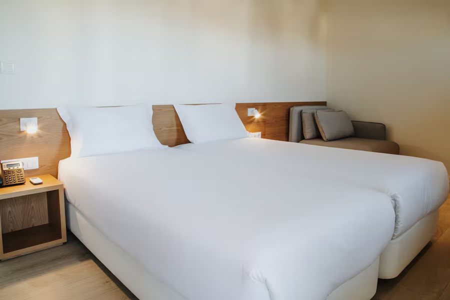 Hotel Spot Family Suites — Guest room