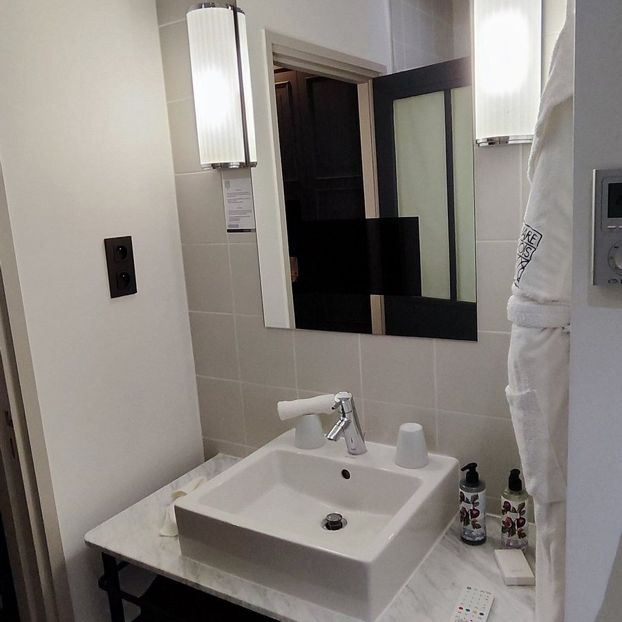 Hotel Square Louvois — Bathroom