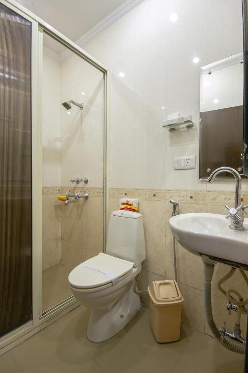 Hotel Sri Nanak Continental Karol Bagh — Bathroom