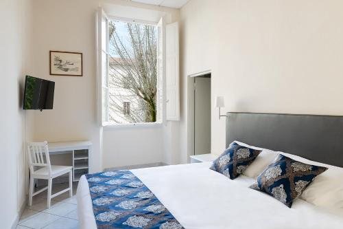 Hotel St James — Guest room