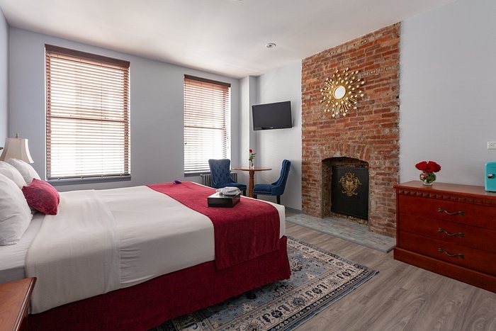 Hotel St James — Guest room