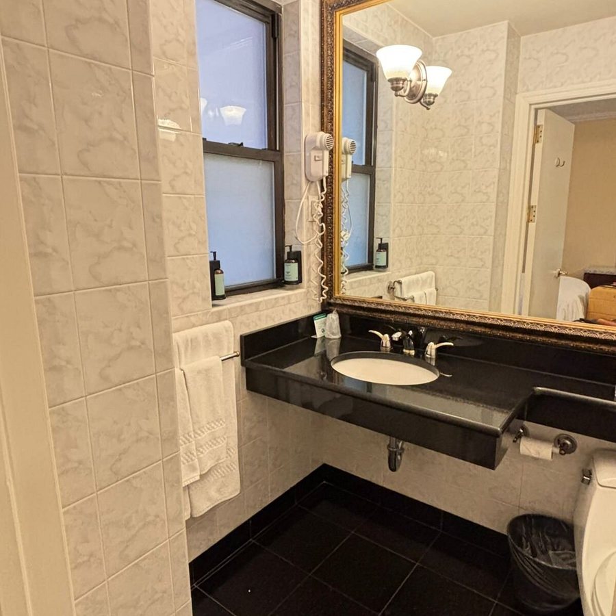 Hotel Stanford New York City New York — Bathroom