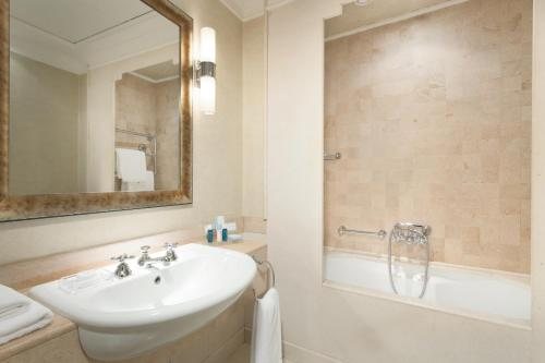 Hotel Stendhal — Bathroom