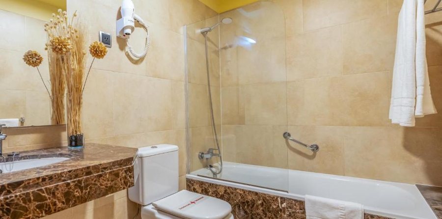 Hotel Sterling — Bathroom