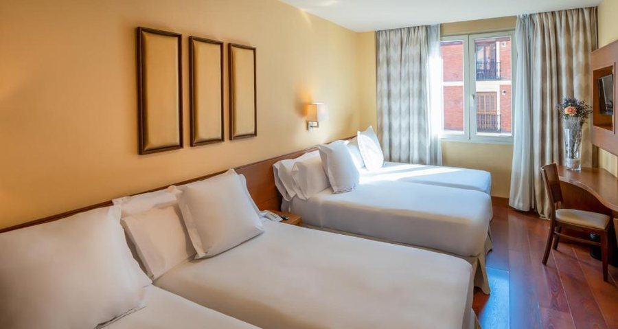 Hotel Sterling — Guest room