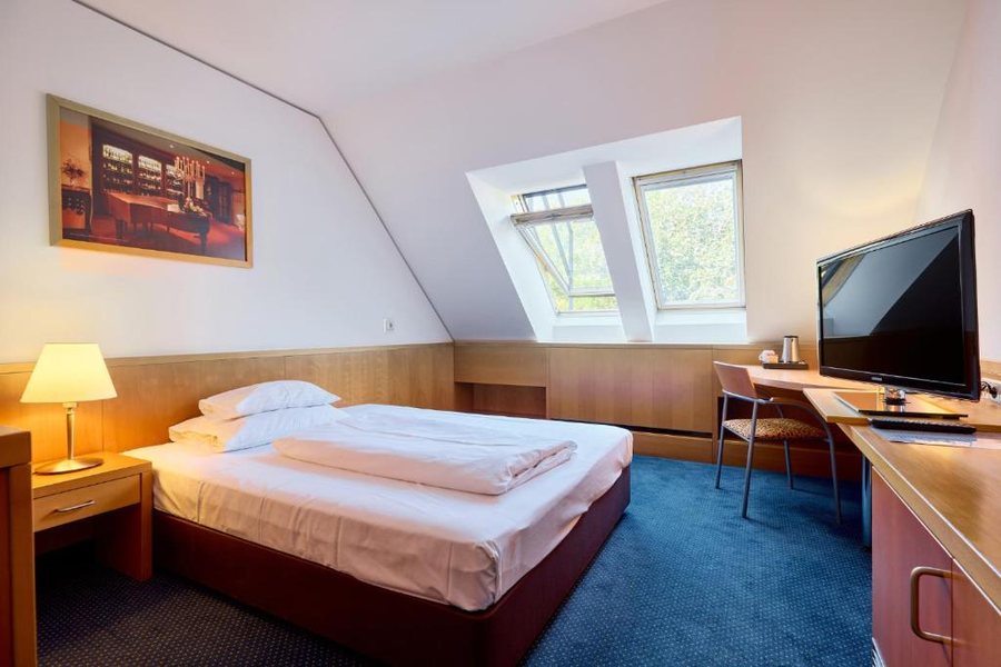 Hotel Strudlhof Vienna — Guest room
