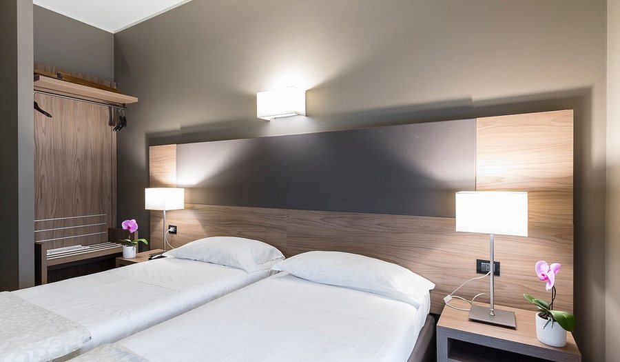Hotel Sunflower — Guest room