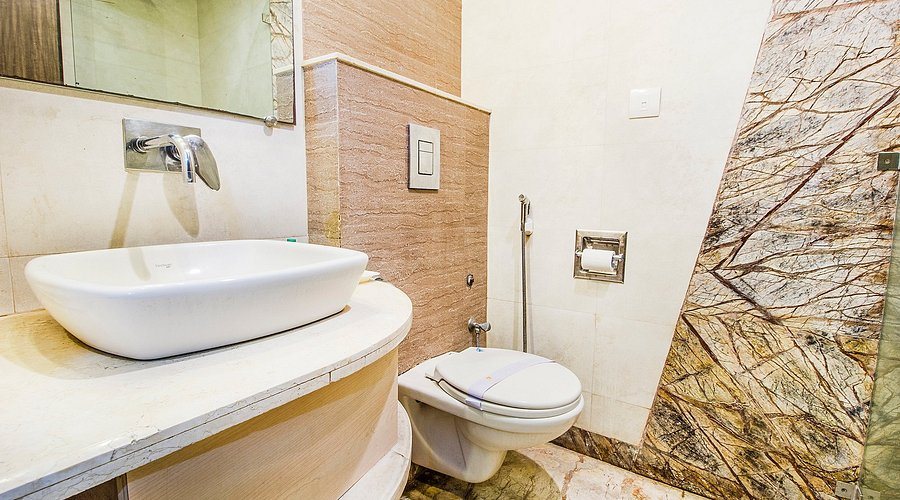 Hotel Sunstar Grand — Bathroom