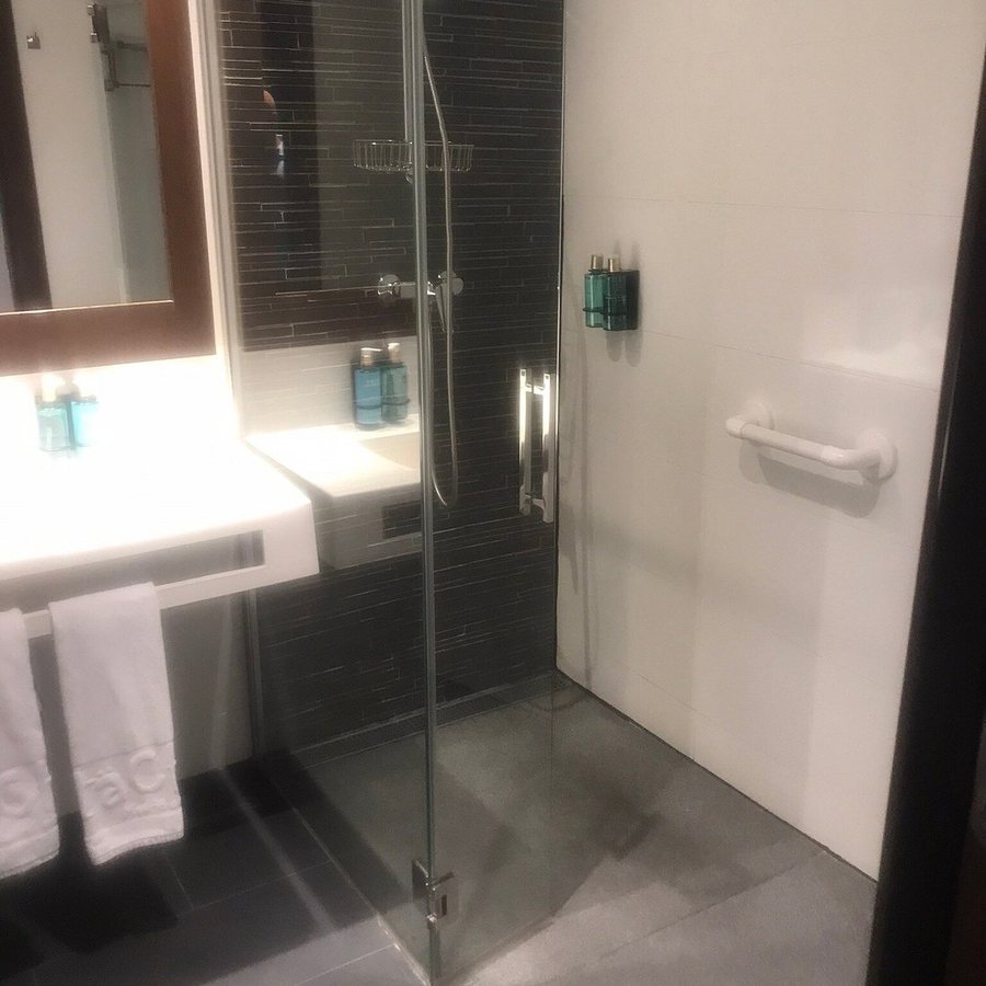 Hotel Tach Madrid Airport — Bathroom