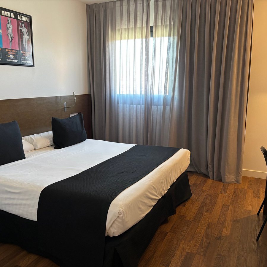 Hotel Tach Madrid Airport — Guest room