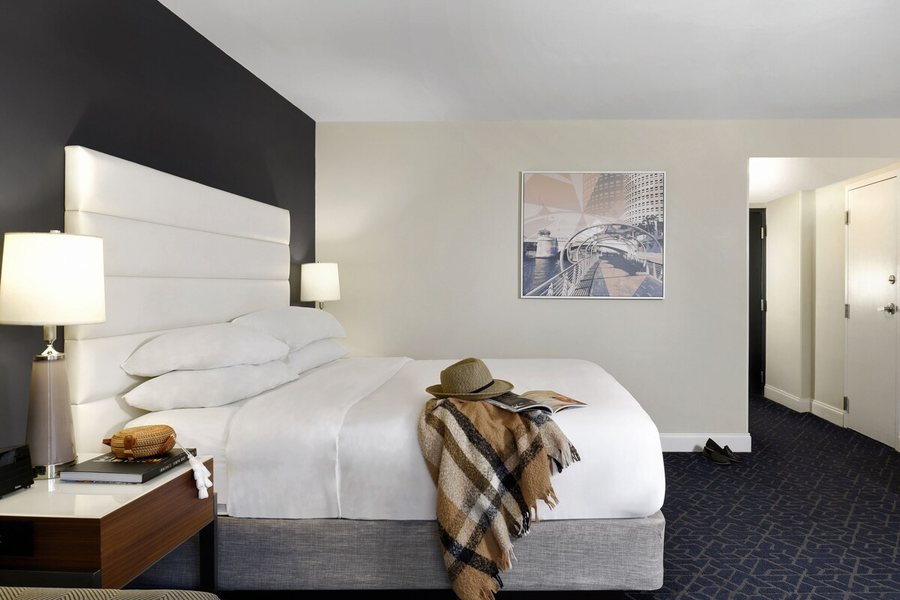 Hotel Tampa Riverwalk — Guest room