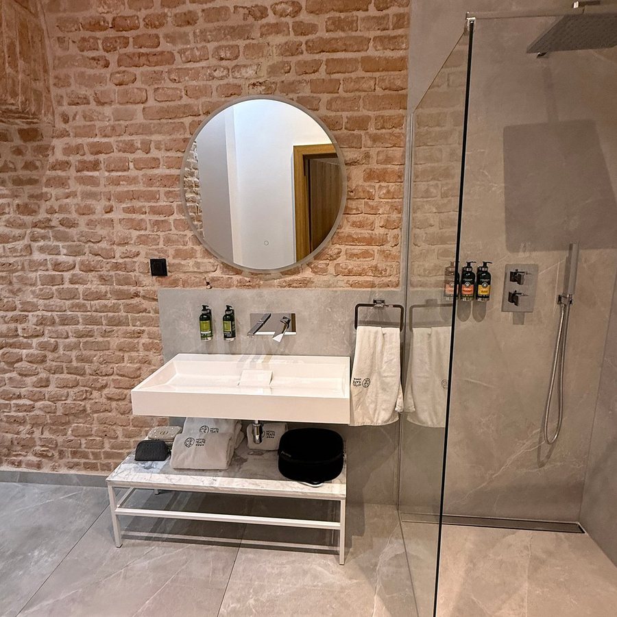 Hotel Teatr — Bathroom