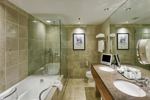 Hotel Teatro — Bathroom