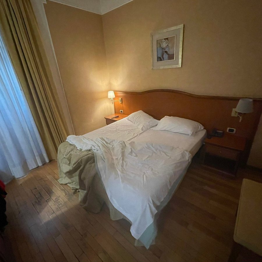 Hotel Terminal — Guest room